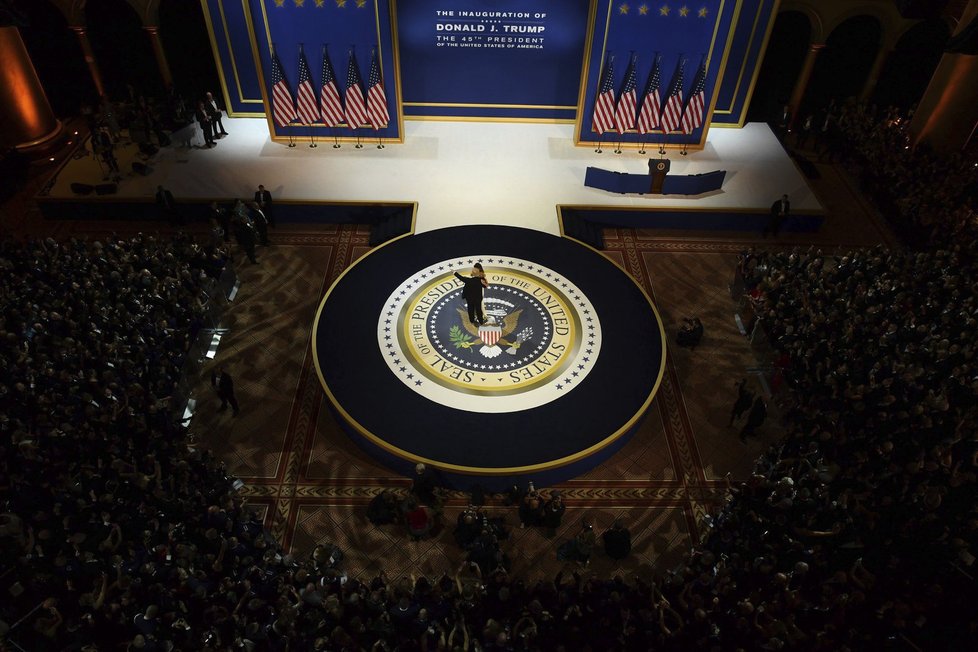 Nový prezident Spojených států Donald Trump se po páteční inauguraci zúčastnil s manželkou Melanií tří inauguračních plesů. Na dvou z nich si zatančili na píseň My Way, kterou zpopularizoval Frank Sinatra. Připojili se k nim také viceprezident Mike Pence se ženou Karen a členové Trumpovy rodiny.