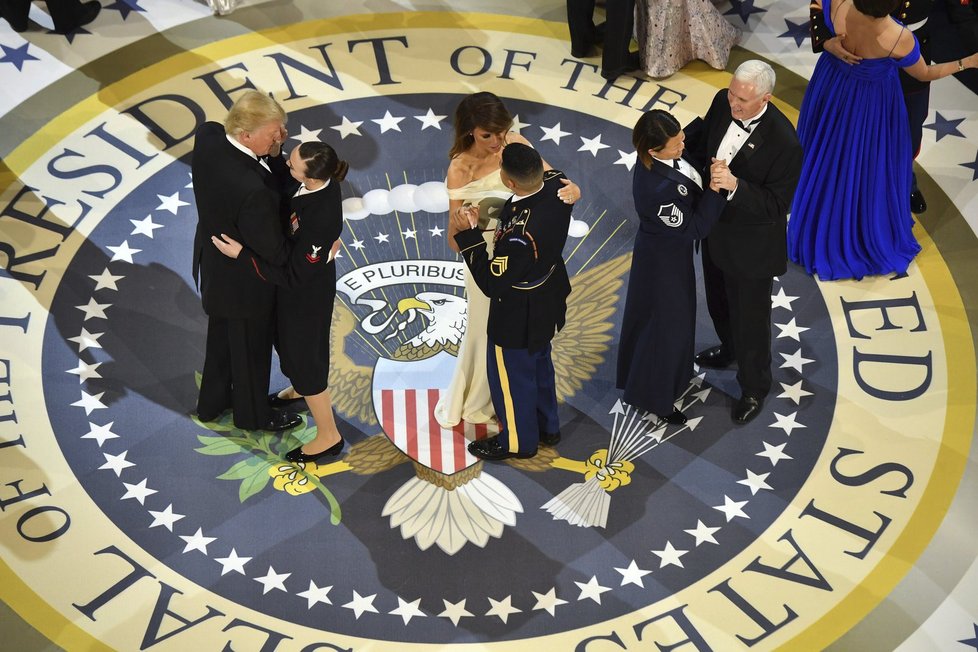 Nový prezident Spojených států Donald Trump se po páteční inauguraci zúčastnil s manželkou Melanií tří inauguračních plesů. Na dvou z nich si zatančili na píseň My Way, kterou zpopularizoval Frank Sinatra. Připojili se k nim také viceprezident Mike Pence se ženou Karen a členové Trumpovy rodiny.