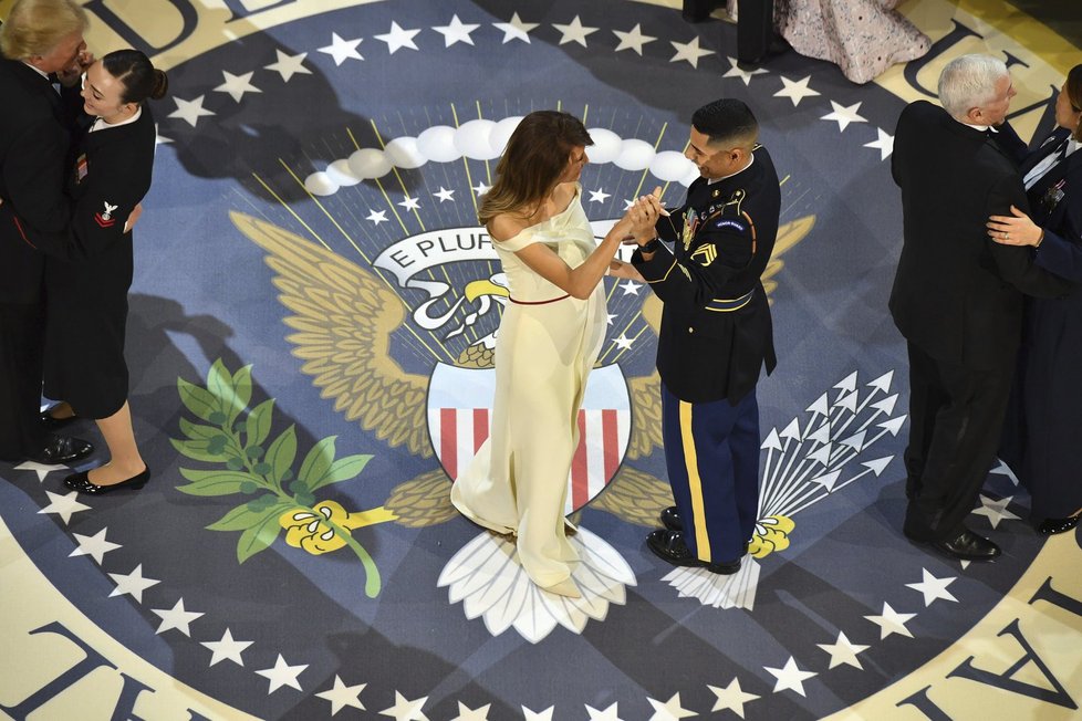 Nový prezident Spojených států Donald Trump se po páteční inauguraci zúčastnil s manželkou Melanií tří inauguračních plesů. Na dvou z nich si zatančili na píseň My Way, kterou zpopularizoval Frank Sinatra. Připojili se k nim také viceprezident Mike Pence se ženou Karen a členové Trumpovy rodiny.