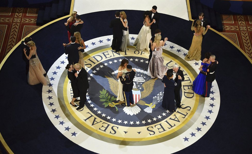 Nový prezident Spojených států Donald Trump se po páteční inauguraci zúčastnil s manželkou Melanií tří inauguračních plesů. Na dvou z nich si zatančili na píseň My Way, kterou zpopularizoval Frank Sinatra. Připojili se k nim také viceprezident Mike Pence se ženou Karen a členové Trumpovy rodiny.