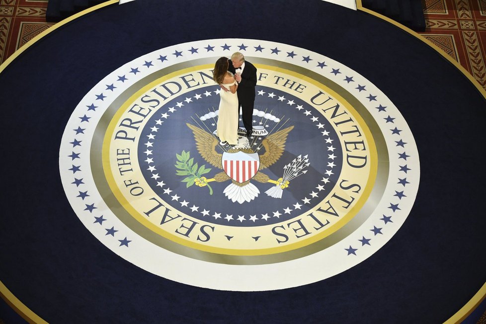 Nový prezident Spojených států Donald Trump se po páteční inauguraci zúčastnil s manželkou Melanií tří inauguračních plesů. Na dvou z nich si zatančili na píseň My Way, kterou zpopularizoval Frank Sinatra. Připojili se k nim také viceprezident Mike Pence se ženou Karen a členové Trumpovy rodiny.