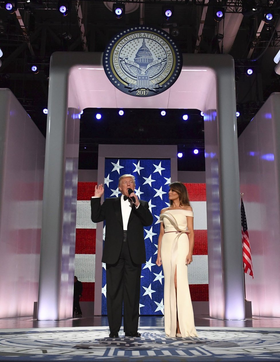 Nový prezident Spojených států Donald Trump se po páteční inauguraci zúčastnil s manželkou Melanií tří inauguračních plesů. Na dvou z nich si zatančili na píseň My Way, kterou zpopularizoval Frank Sinatra. Připojili se k nim také viceprezident Mike Pence se ženou Karen a členové Trumpovy rodiny.