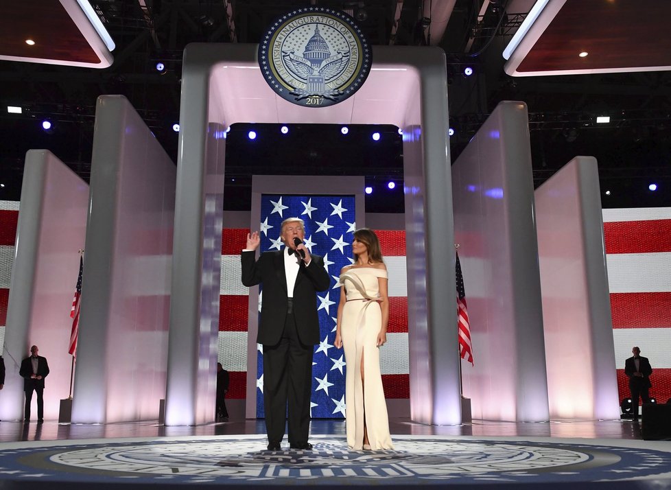 Nový prezident Spojených států Donald Trump se po páteční inauguraci zúčastnil s manželkou Melanií tří inauguračních plesů. Na dvou z nich si zatančili na píseň My Way, kterou zpopularizoval Frank Sinatra. Připojili se k nim také viceprezident Mike Pence se ženou Karen a členové Trumpovy rodiny.