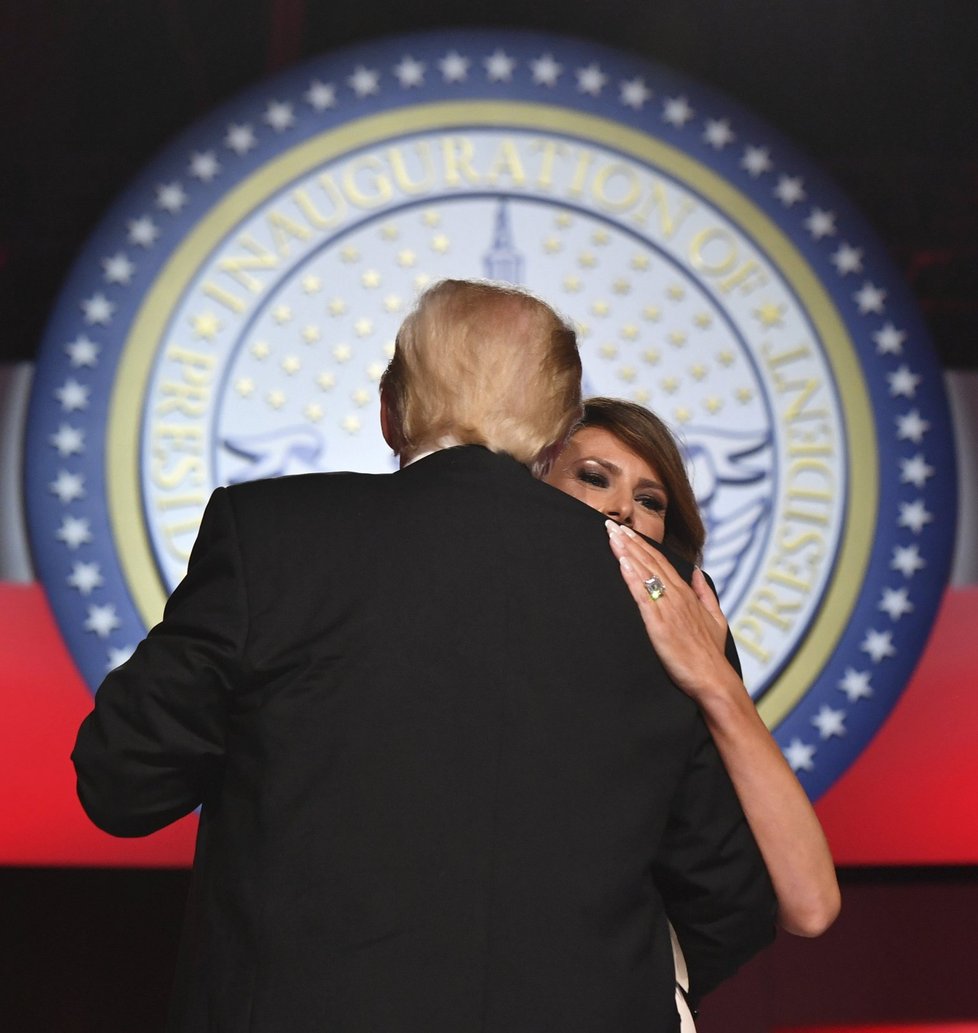 Nový prezident Spojených států Donald Trump se po páteční inauguraci zúčastnil s manželkou Melanií tří inauguračních plesů. Na dvou z nich si zatančili na píseň My Way, kterou zpopularizoval Frank Sinatra. Připojili se k nim také viceprezident Mike Pence se ženou Karen a členové Trumpovy rodiny.