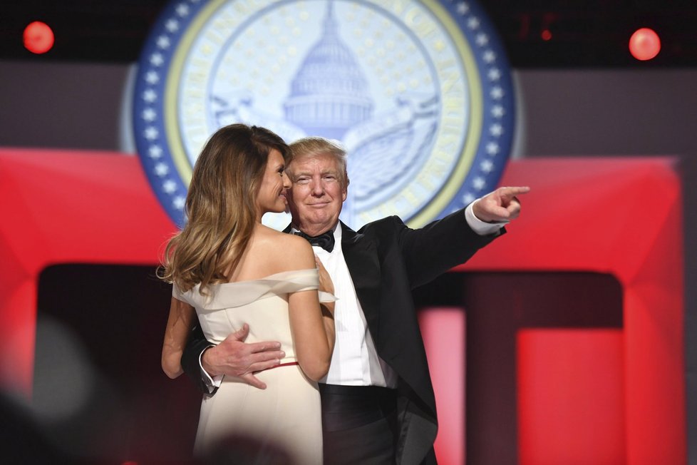 Nový prezident Spojených států Donald Trump se po páteční inauguraci zúčastnil s manželkou Melanií tří inauguračních plesů. Na dvou z nich si zatančili na píseň My Way, kterou zpopularizoval Frank Sinatra. Připojili se k nim také viceprezident Mike Pence se ženou Karen a členové Trumpovy rodiny.