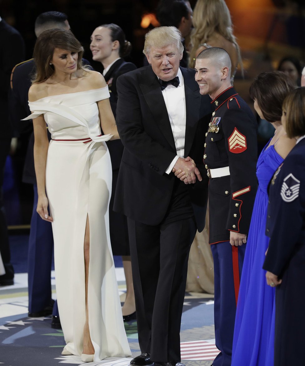 Nový prezident Spojených států Donald Trump se po páteční inauguraci zúčastnil s manželkou Melanií tří inauguračních plesů. Na dvou z nich si zatančili na píseň My Way, kterou zpopularizoval Frank Sinatra. Připojili se k nim také viceprezident Mike Pence se ženou Karen a členové Trumpovy rodiny.