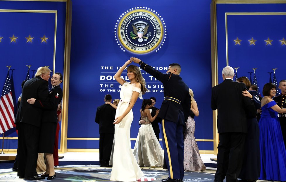 Nový prezident Spojených států Donald Trump se po páteční inauguraci zúčastnil s manželkou Melanií tří inauguračních plesů. Na dvou z nich si zatančili na píseň My Way, kterou zpopularizoval Frank Sinatra. Připojili se k nim také viceprezident Mike Pence se ženou Karen a členové Trumpovy rodiny.