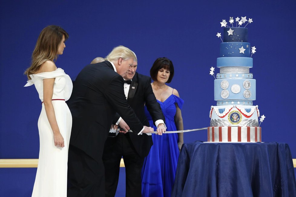 Nový prezident Spojených států Donald Trump se po páteční inauguraci zúčastnil s manželkou Melanií tří inauguračních plesů. Na dvou z nich si zatančili na píseň My Way, kterou zpopularizoval Frank Sinatra. Připojili se k nim také viceprezident Mike Pence se ženou Karen a členové Trumpovy rodiny.