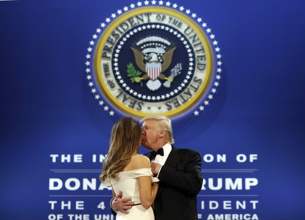 Nový prezident Spojených států Donald Trump se po páteční inauguraci zúčastnil s manželkou Melanií tří inauguračních plesů. Na dvou z nich si zatančili na píseň My Way, kterou zpopularizoval Frank Sinatra. Připojili se k nim také viceprezident Mike Pence se ženou Karen a členové Trumpovy rodiny.