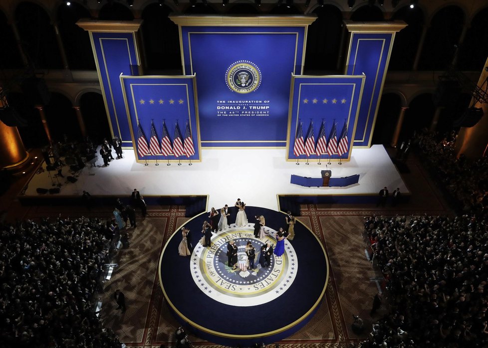 Nový prezident Spojených států Donald Trump se po páteční inauguraci zúčastnil s manželkou Melanií tří inauguračních plesů. Na dvou z nich si zatančili na píseň My Way, kterou zpopularizoval Frank Sinatra. Připojili se k nim také viceprezident Mike Pence se ženou Karen a členové Trumpovy rodiny.