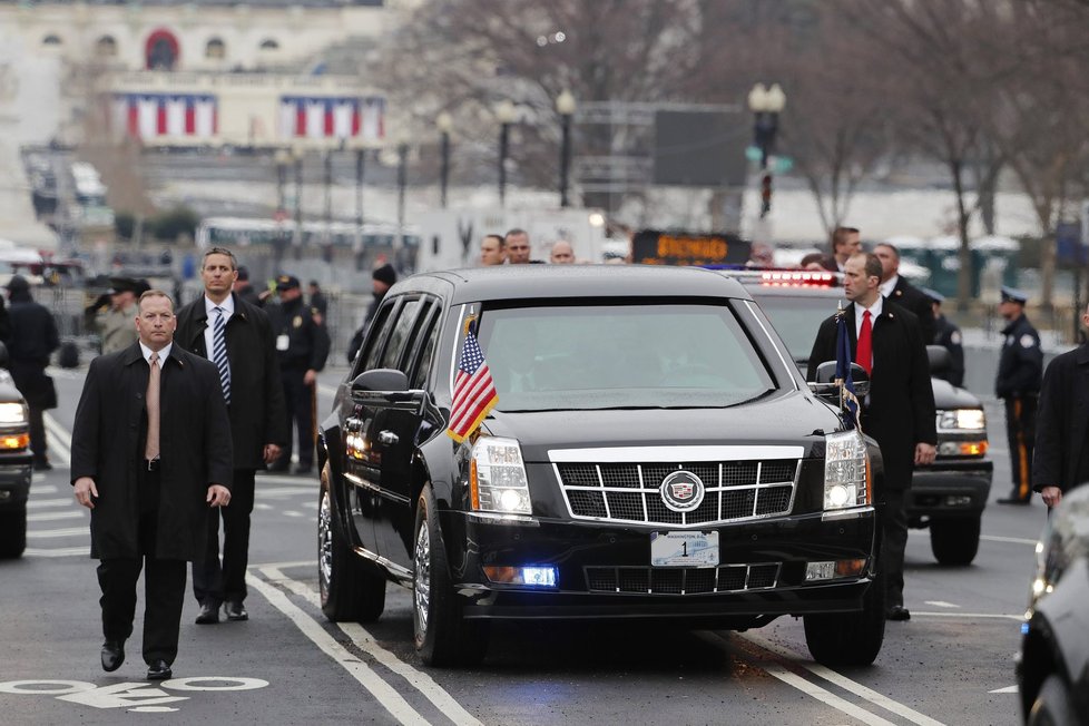 Prezidentská kolona na cestě do Bílého domu