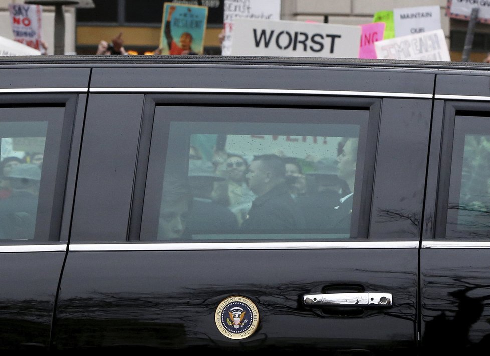 Prezidentská kolona na cestě do Bílého domu. V prvním vozidle je vidět Trumpův desetiletý syn