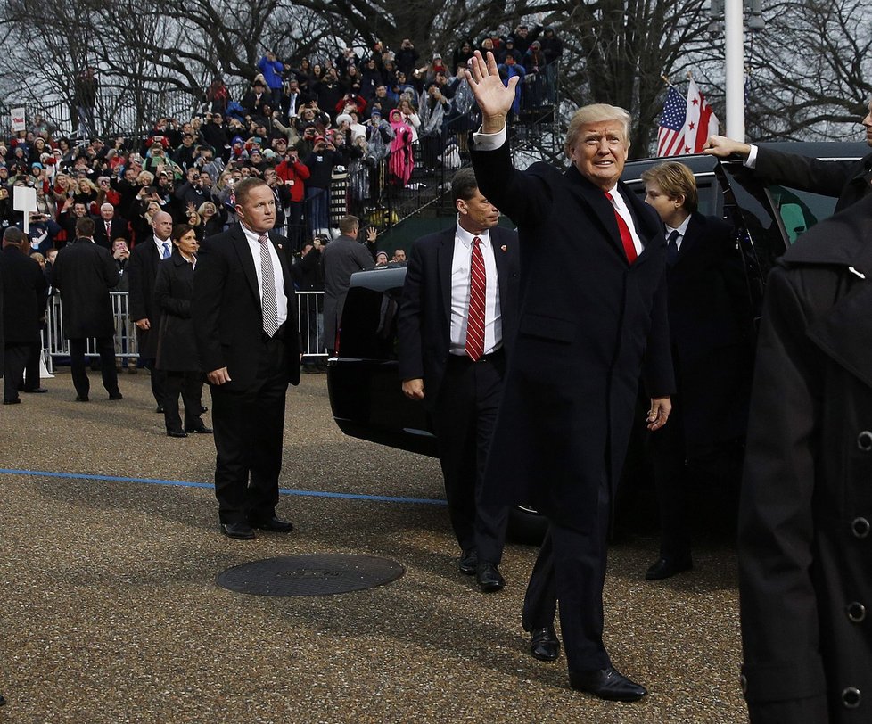 Donald Trump přijíždí do Bílého domu