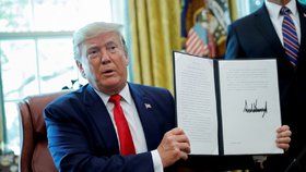 Trump vyhlásil nové sankce proti Íránu, míří prý i na Chameneího