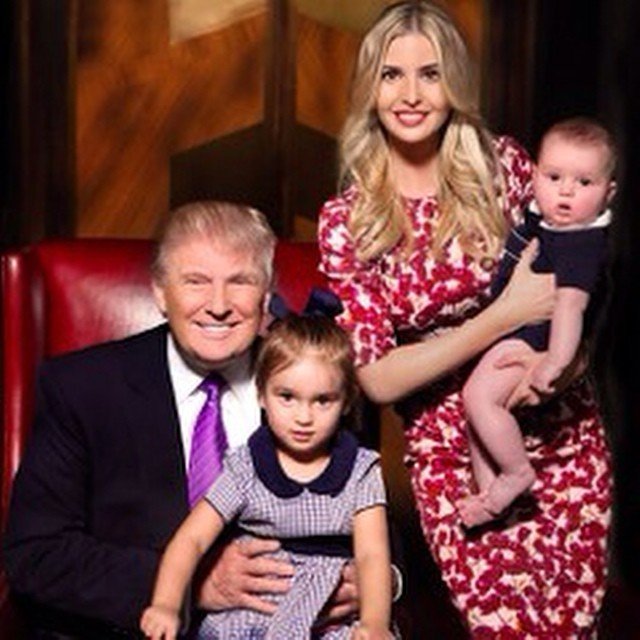 Donald Trump se svou dcerou a vnoučaty.