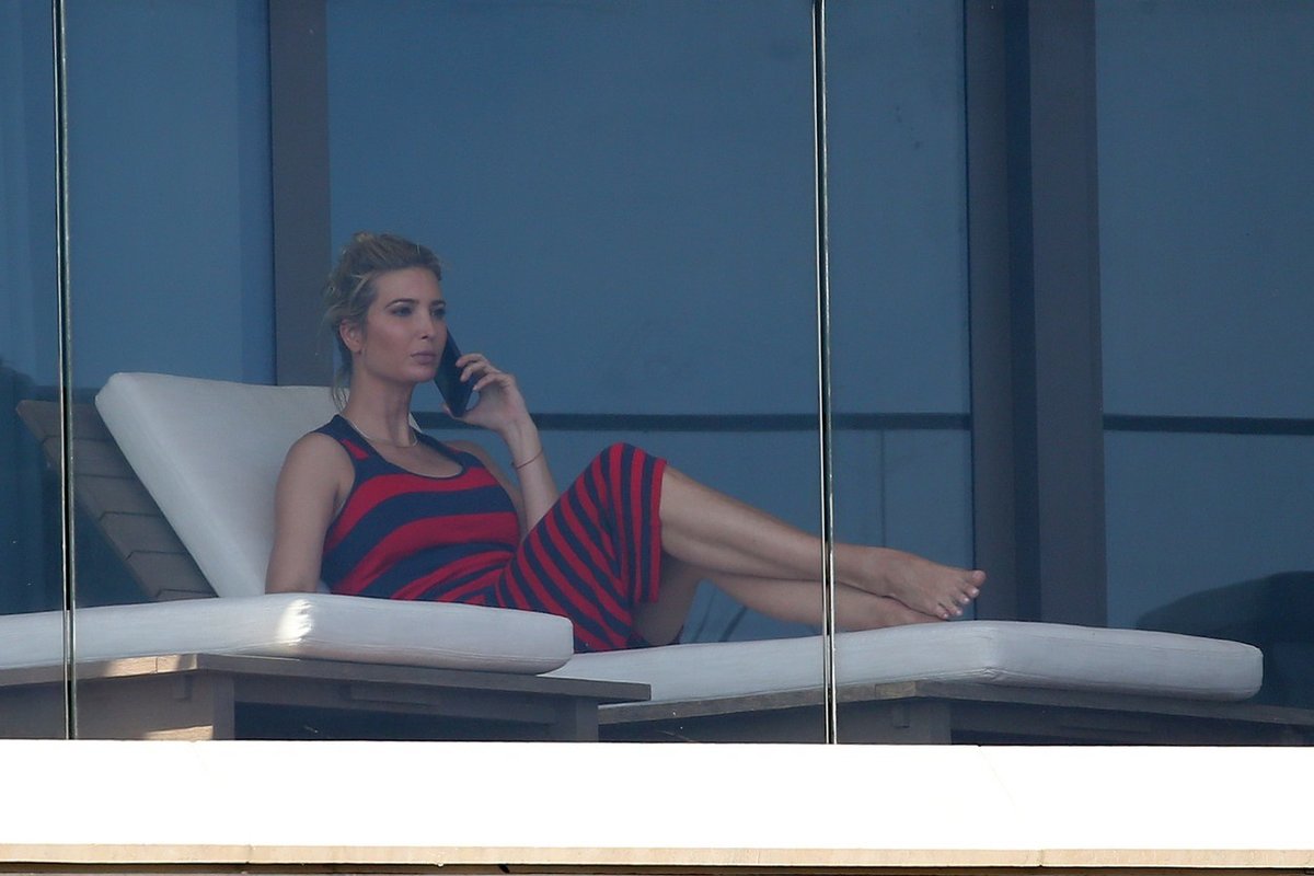 Ivanka Trumpová na Floridě v šatech s pruhy (8. 2. 2021)