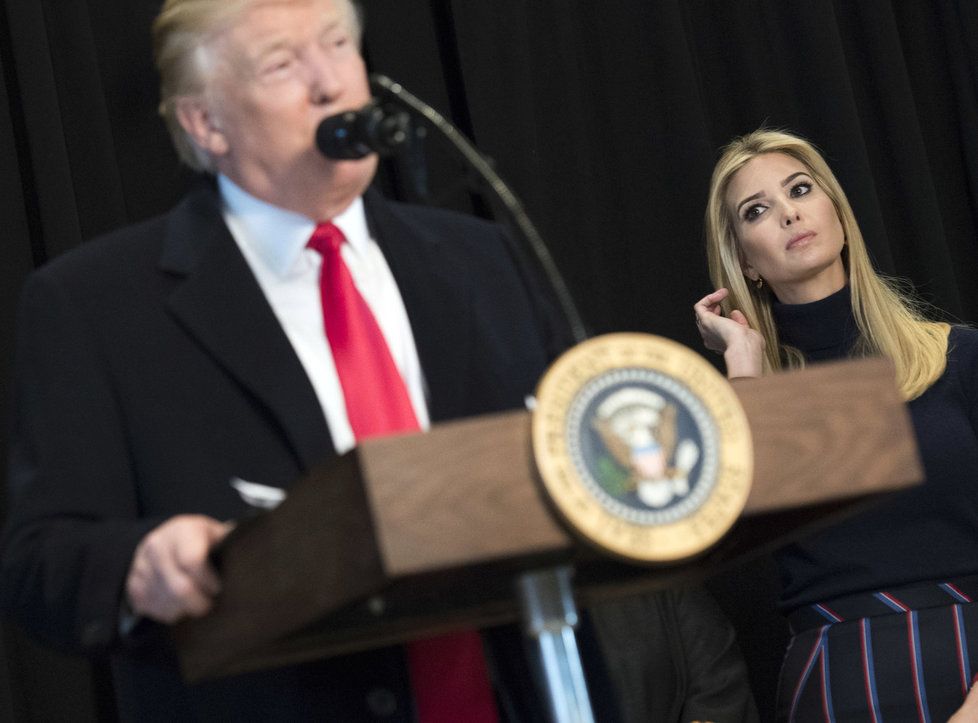 Ivanka Trump poslala loni stovky e-mailů ze svého soukromého účtu, které se týkaly vládních záležitostí. Dopustila se stejného porušení pravidel jako Hillary Clintonová, kterou za tento skutek Donald Trump silně kritizoval.