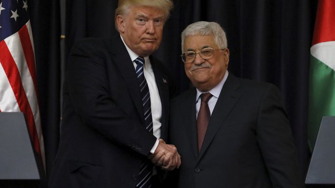 Trump slíbil Abbásovi pomoc USA při nastolení míru, poradit si ale musí Blízký východ především sám.