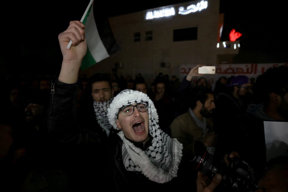 Trumpův mírový plán pro Blízký východ vyvolal protesty. Desítky lidí přišly před americkou ambasádu v Jordánsku.