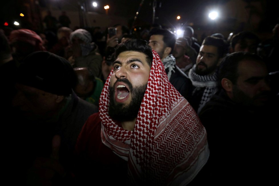 Trumpův mírový plán pro Blízký východ vyvolal protesty. Desítky lidí přišly před americkou ambasádu v Jordánsku.