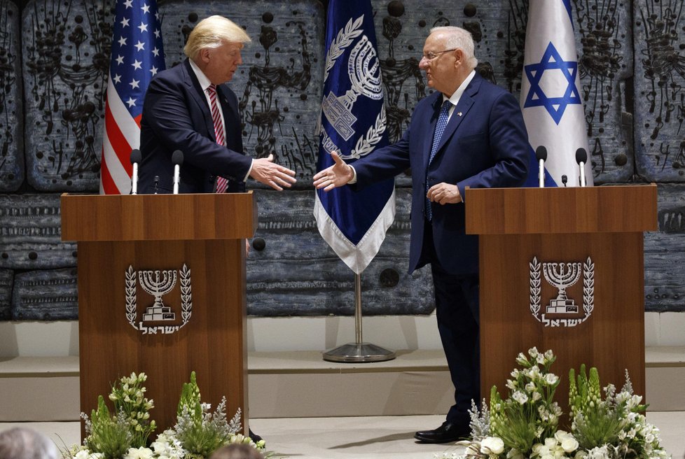 Trump přiletěl na návštěvu Izraele.
