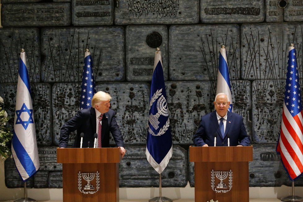 Trump přiletěl na návštěvu Izraele.