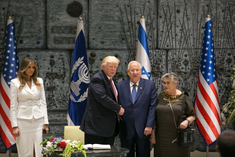 Trump přiletěl na návštěvu Izraele.