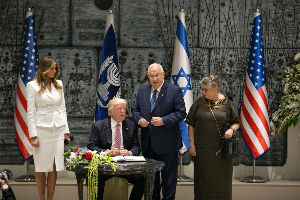 Trump přiletěl na návštěvu Izraele.