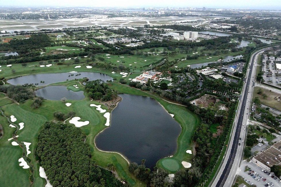 Trumpův golfový areál ve West Palm Beach na Floridě. Pod druhou jamkou je prý atomový kryt.