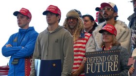 Republikánský senátor Dan Sullivan vystupuje před příznivci během předvolebního mítinku s americkým viceprezidentem JD Vancem na letišti ve Fairbanks na Aljašce (5. 10. 2026).