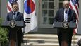 Donald Trump a prezident Jižní Koreje  Moon Jae při setkání v Bílém domě.