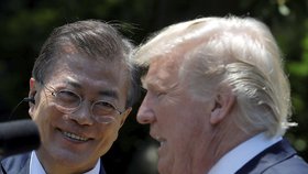 Donald Trump a prezident Jižní Koreje Moon Jae při setkání v Bílém domě