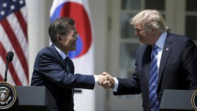 Donald Trump a prezident Jižní Koreje  Moon Jae při setkání v Bílém domě