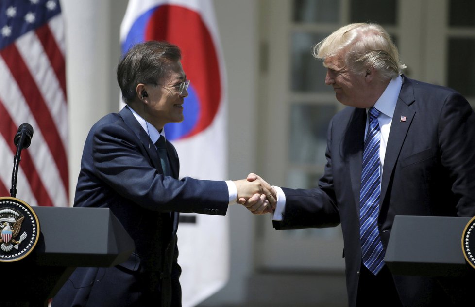 Donald Trump a prezident Jižní Koreje  Moon Jae při setkání v Bílém domě