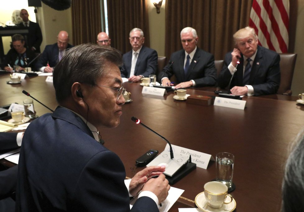 Prezident Jižní Koreje Moon Jae při jednání s Trumpem v Bílém domě