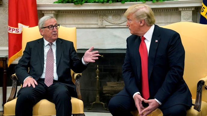 Předseda Evropské komise Jean-Claude Juncker a prezident USA Donald Trump jednali o stavu a budoucnosti obchodních vztahů USA a EU.