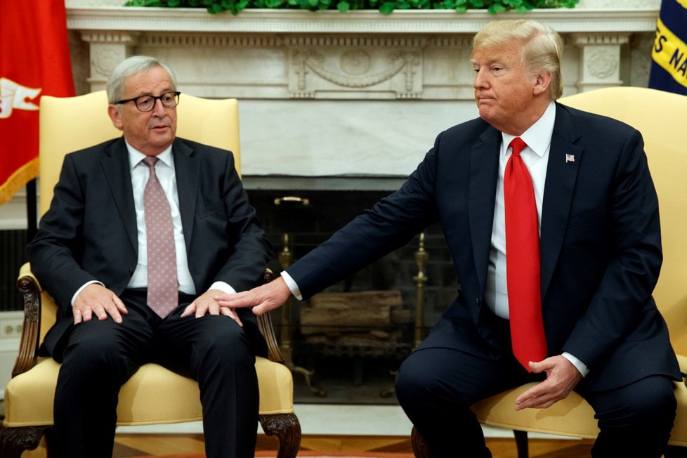 Předseda Evropské komise Jean-Claude Juncker a prezident USA Donald Trump jednali o stavu a budoucnosti obchodních vztahů USA a EU.