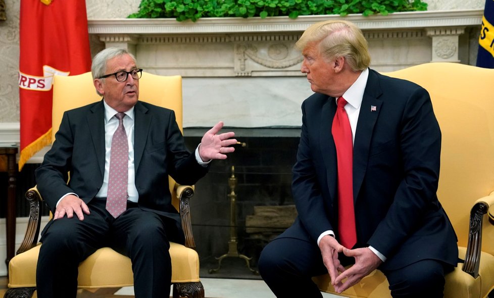 Předseda Evropské komise Jean-Claude Juncker a prezident USA Donald Trump jednali o stavu a budoucnosti obchodních vztahů USA a EU.