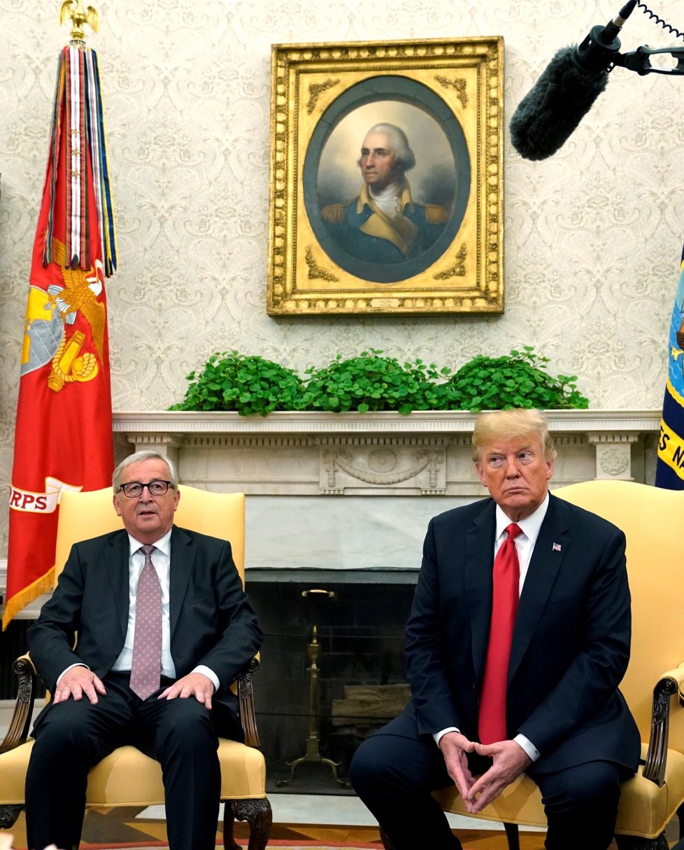 Předseda Evropské komise Jean-Claude Juncker a prezident USA Donald Trump jednali o stavu a budoucnosti obchodních vztahů USA a EU.