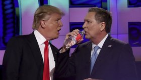Donald Trump a John Kasich během jedné z debat prezidentských kandidátů.