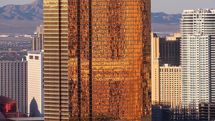 Trump International Hotel & Tower v Las Vegas, jehož fasáda je zdobena zlatem.