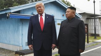 Trump jako první prezident USA vstoupil na území KLDR. S Kimem se potkal už potřetí