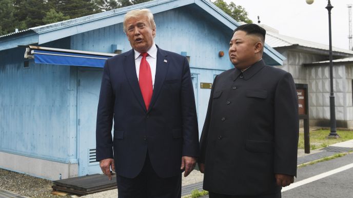 Donald Trump a Kim Čong-un se setkali na hranicích obou Korejí