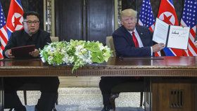 Donald Trump a Kim Čong-un podepisují dohodu na summitu v Singapuru
