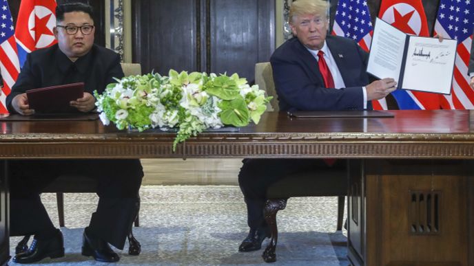 Donald Trump a Kim Čong-un podepisují dohodu na summitu v Singapuru