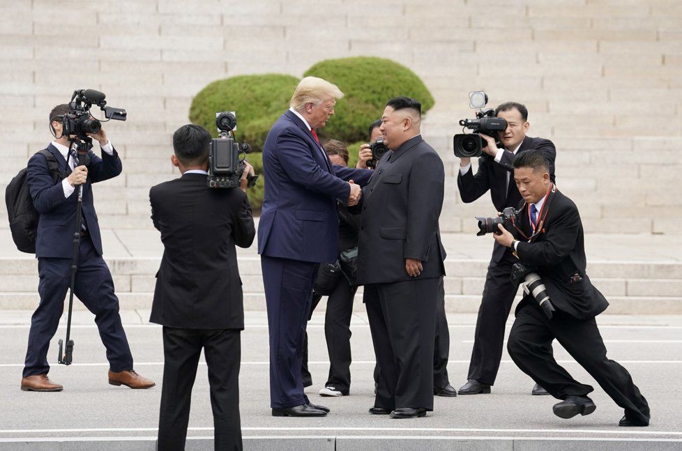 Donald Trump a Kim Čong-un se setkali v demilitarizované zóně mezi KLDR a Jižní Koreou (30.6.2019)