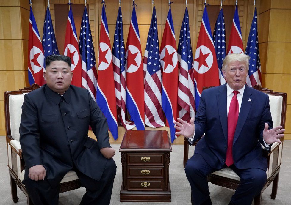 Donald Trump a Kim Čong-un se setkali v demilitarizované zóně mezi KLDR a Jižní Koreou. (30.6.2019)