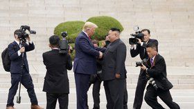 Donald Trump a Kim Čong-un se setkali v demilitarizované zóně mezi KLDR a Jižní Koreou (30.6.2019)