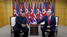 Donald Trump a Kim Čong-un se setkali v demilitarizované zóně mezi KLDR a Jižní Koreou (30. 6. 2019)