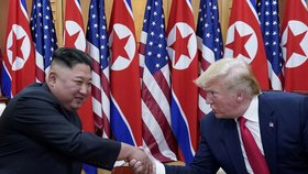 Donald Trump a Kim Čong-un se setkali v demilitarizované zóně mezi KLDR a Jižní Koreou (30.6.2019)